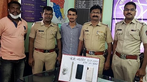 जालना ः जप्त केलेल्या चोरीच्या मुद्देमालासह पोलिस निरीक्षक श्यामसुंदर कौठाळे व पोलिस अधिकारी-कर्मचारी.