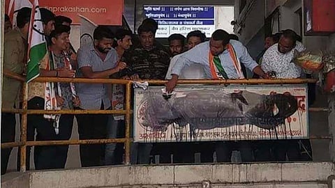 पुणे : अभाविपच्या फलकाला काळे फासणाऱ्या कार्यकर्त्याला...