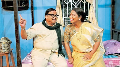 ‘आमने-सामने’ या नाटकातील एका प्रसंगात  मंगेश कदम व लीना भागवत.