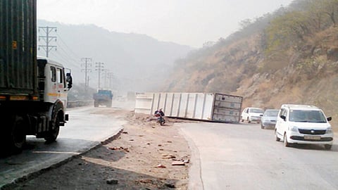 ठाण्यातील 'हा' रस्ता ठरतोय मृत्यूचा सापळा