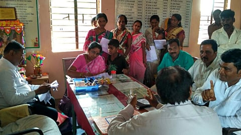 ‘टीसी’साठी शाळेत माेजावे लागतात पाचशे रुपये