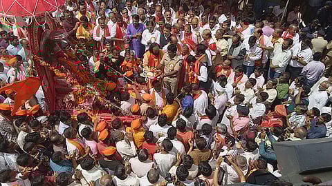 बाराभाईचा गणपती पूजनाने अकाेल्यात मिरवणुकीस प्रारंभ