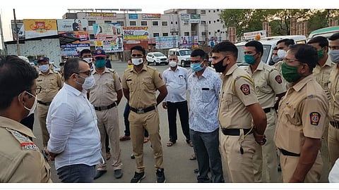 नारायणगाव, (ता.जुन्नर) - कायदा व सुव्यवस्था या संदर्भात पोलीस कर्मचारी व अधिकारी यांच्याकडुन माहिती घेताना खासदार डॉ. अमोल कोल्हे.