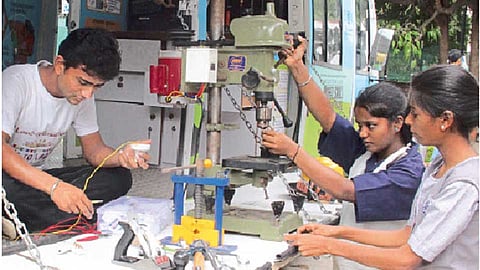 सारांश : 'कौशल्यविकासा'ला द्या बळ