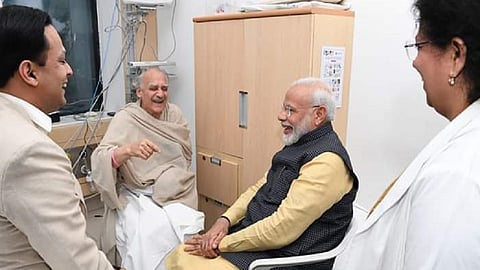 pm narendra modi meet veteran journalist arun shourie at hospital in pune