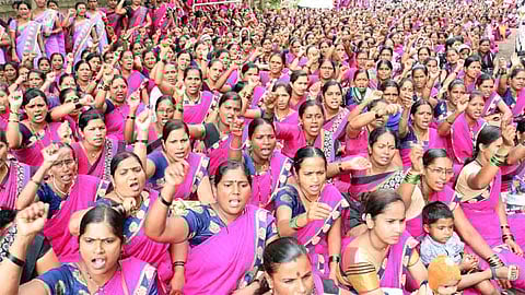 दिवाळीतही आशा, गटप्रवर्तकांच्या पदरी निराशा; वाढीव मानधन कागदावरच