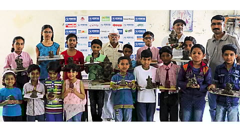 औरंगाबाद - ‘सकाळ’ कार्यालयात निवडक मुलांसाठी रविवारी आयोजित कार्यशाळेत बनवलेला बाप्पा दाखविताना मुले. सोबत मूर्तिकार नारायण डवले आणि प्रमोद डवले.