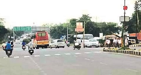 केंब्रिज चौक : या ठिकाणचे गतिरोधक खरडून टाकत पूर्णपणे हटविण्यात आले आहे.