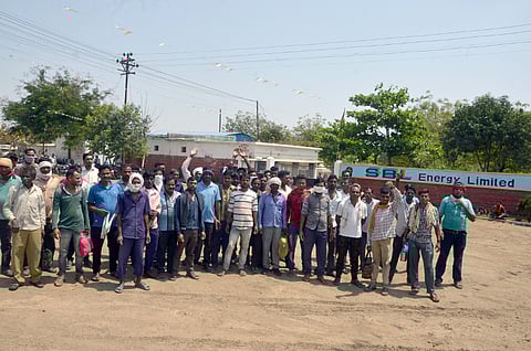 बाजारगाव : सुरू असलेल्या कारखान्यातील एकत्र आलेले कामगार.