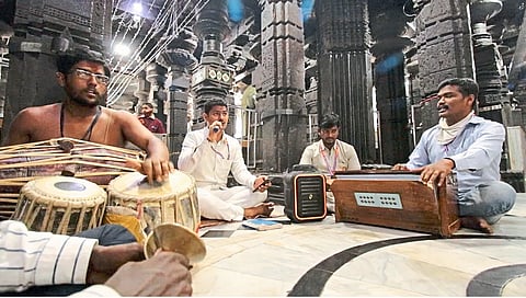 Sur Seva of Ambabai temple servants