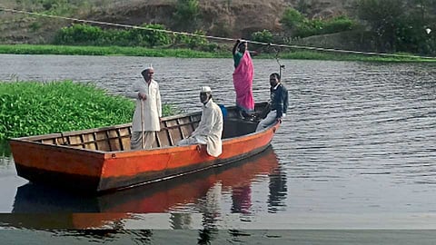 वराळे - नावेतून ग्रामस्थांची वाहतूक करणाऱ्या बेबीताई गव्हाणे.