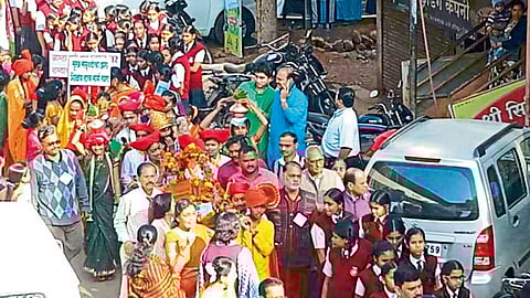 भिलार - अखिल भारतीय मराठी बालकुमार साहित्य संमेलनाला शुक्रवारी ग्रंथदिंडीने सुरवात झाली. ग्रंथदिंडीत भिलार, वाई, महाबळेश्वर व सातारा परिसरातील १५ ते २० शाळांतील विद्यार्थी महापुरुष, समाजसेवकांचा वेश परिधान करून सहभागी झाले होते.