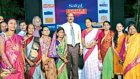 बारामती - ‘सकाळ’च्या विभागीय कार्यालयाचा वर्धापन दिन मंगळवारी झाला. यानिमित्त आयोजित स्नेहमेळाव्यात सहभागी झालेल्या वाचकांसह ‘सकाळ’चे अध्यक्ष प्रतापराव पवार.