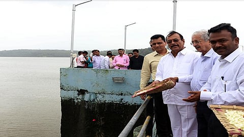 बारवी धरणाचे जलपूजन करताना उद्योग मंत्री सुभाष देसाई, आमदार किसन कथोरे व इतर