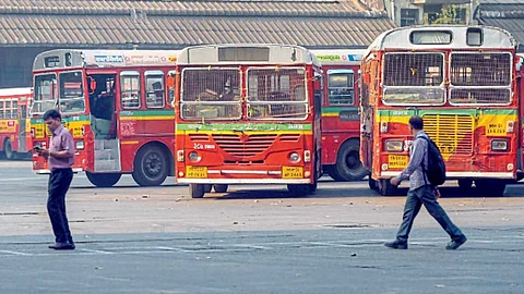 मुंबई - विविध मागण्यांसाठी बेस्ट कर्मचाऱ्यांचा आठ दिवसांपासून संप सुरू अाहे. मंगळवारीही वडाळा आगारात उभ्या असलेल्या बेस्टच्या बस.