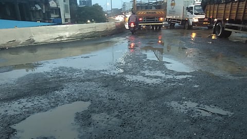 उड्डाणपुलावरील रस्त्याची खड्डामुळे झालेली चाळण