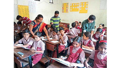 नचिकेत बालग्राम, आकुर्डी - मातृसेवा विद्यामंदिरातील विद्यार्थ्यांना शिकवताना भूमी स्वयंसेवी संस्थेचे स्वयंसेवक.