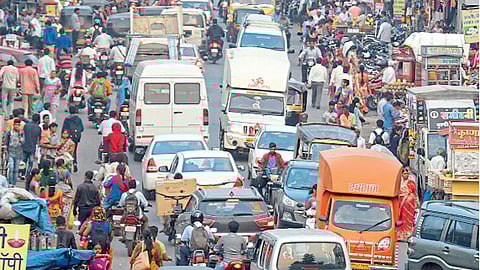 भोसरी-आळंदी रस्ता - रस्ता व पदपथांवर व्यापारी आणि किरकोळ विक्रेत्यांनी अतिक्रमण केले आहे. त्यामुळे झालेली वाहतूक कोंडी व त्यातून वाट काढणारे नागरिक.