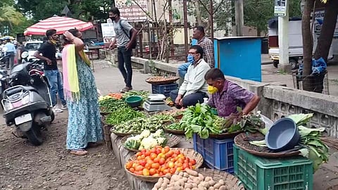 Video : इंद्रायणीनगरातील भाजी मंडई सुरू न झाल्याने विक्रेत्यांवर ही वेळ...