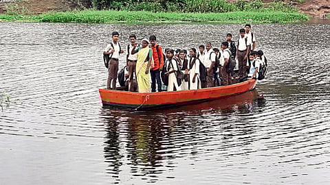 कामशेत - शाळेच्या पहिल्याच दिवशी गुरुवारी निकामी झालेल्या होडीतून धोकादायक पद्धतीने इंद्रायणी नदी पार करून जाणारे वराळे येथील विद्यार्थी.