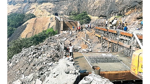 बोरघाट, खंडाळा - रेल्वे पुलाच्या भरावाचे सुरू असलेले काम.