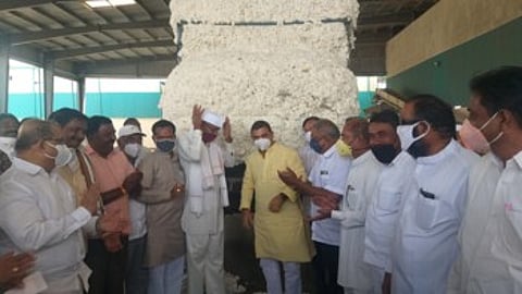 महाराष्ट्रात प्रथम सीसीआय कापूस केंद्र सुरू होण्याचा मान शिंदखेडयाला !