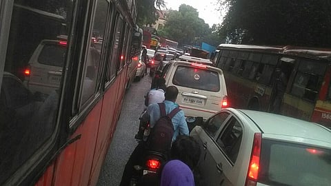 पुण्यात पावसामुळे डांबर गेले वाहून..!