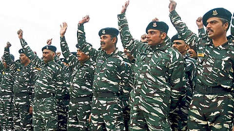 लेथपोरा - जम्मू - काश्मीरमध्ये गेल्या वर्षी पुलवामातील दहशतवादी हल्ल्याला शुक्रवारी एक वर्ष झाले. यातील हुतात्मा सहकाऱ्यांना आदरांजली वाहताना ‘सीआरपीएफ’चे जवान.