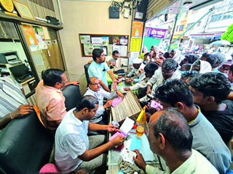 खतांसाठी पावसात शेतकऱ्यांची झुंबड..आमदारांनी स्वतः बनवल्या पावत्या !