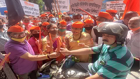 प्रभादेवीमध्ये केंद्र सरकारविरोधात शिवसेनेचे गाजर आणि लॉलीपॉप आंदोलन