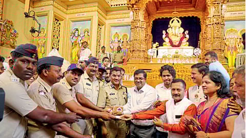 श्रीमंत दगडूशेठ हलवाई गणपती ट्रस्ट, बुधवार पेठ - ‘तंदुरुस्त बंदोबस्त’ उपक्रमाअंतर्गत पोलिस कर्मचाऱ्यांना चिक्कीवाटप करताना शिवाजी बोडखे, गिरीश देशपांडे, हेमंत रासने, निधी सरदेसाई व अन्य पदाधिकारी.