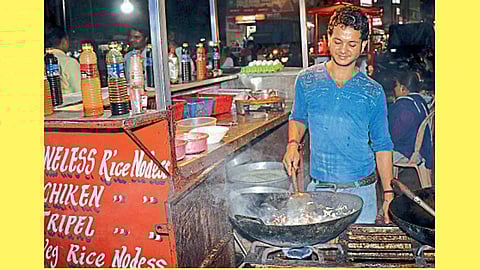 डीलक्स चौक, पिंपरी - चायनीज पदार्थ विक्रीचा स्टॉल.