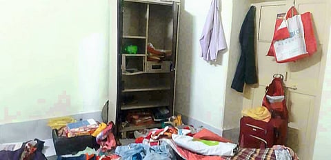 या अधिकाऱ्याच्या घरात 11 लाखांची जबरी चोरी