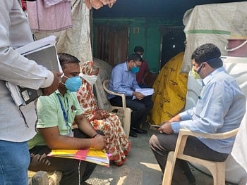 आत्महत्याग्रस्त शेतकऱयाच्या घरी अचानक जिल्हाधिकारी पोहचले !