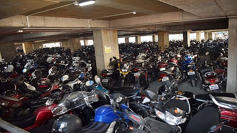 ठाण्यातील पार्किंग प्लाझामुळे मध्य रेल्वे कोट्यधीश