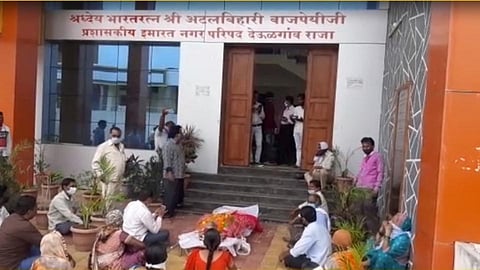 By misleading the administration the municipal employees have swindled the municipality financially by taking illegal benefits