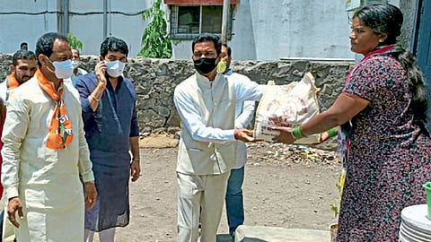 बावधन : शिधावाटप करताना (डावीकडून) नगरसेवक दिलीप वेडे पाटील, महापौर मुरलीधर मोहोळ,  भाजप शहराध्यक्ष जगदीश मुळीक.