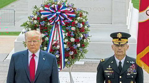 अर्लिंग्टन - मेमोरियल डेनिमित्त एका अज्ञात सैनिकाच्या थडग्यावर पुष्पचक्र अर्पण केल्यानंतर आदरांजली अर्पण करताना डोनाल्ड ट्रम्प.