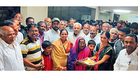 शिरोळ (जि. कोल्हापूर) - श्री दत्त शेतकरी सहकारी साखर कारखाना कार्यस्थळावर महिलांना साड्या भेट देताना द्वारकाबाई देशमुख.