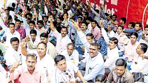 कलिवडे ग्रामस्थांचा जिल्हा परिषद कार्यालयासमोर धरणे आंदोलनाचा इशारा