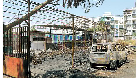 चिंचवड - चिंचवड-काळेवाडी रस्त्यावर चित्राव गणेश मंदिराजवळ लागलेल्या आगीत जळून खाक झालेले फळांचे दुकान.