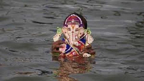 कोरोनाची करुण कहाणी; आता कशी करेल, गणराया त्यांचे साकडे पुरे?