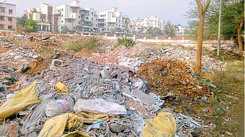 इंद्रायणीनगर, भोसरी - येथील पेठ क्रमांक एकमधील नियोजित जलतरण तलावालगतच्या मोकळ्या जागेत टाकलेला राडारोडा.