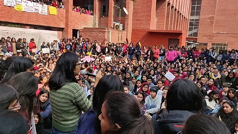 गार्गी महिला महाविद्यालयातील घटनेच्या निषेधार्थ आणि दोषींवरील कारवाईसाठी आंदोलन करताना विद्यार्थीनी.