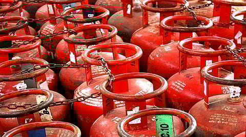 mumbai crime news Theft of 9 cylinders of Bharat Gas Company from Dombivali