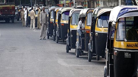 government will not do injustice to rickshaw and goods transporters devendra fadnavis