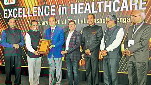 बंगळूर - आंतरराष्ट्रीय पातळीवरील ‘ग्रीन हॉस्पिटल’चा प्रथम क्रमांकाचा पुरस्कार केंद्रीय मंत्री सदानंद गौडा यांच्या हस्ते स्वीकारताना डॉ. डी. वाय. पाटील विद्यापीठाचे कुलपती डॉ. पी. डी. पाटील, डॉ. एच. एच. चव्हाण. या वेळी टी. डी. जोसेफ, डॉ. ॲलेक्झांडर थॉमस उ