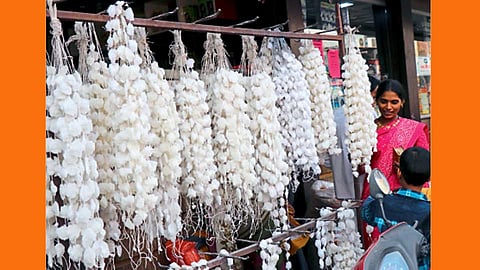 पिंपरी - बाजारात विक्रीसाठी आलेल्या साखरगाठी.