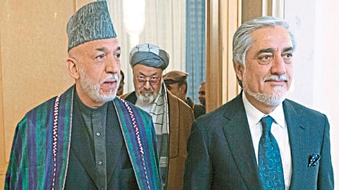 मॉस्कोत झालेल्या परिषदेतून बाहेर येताना अफगाणिस्तानचे माजी अध्यक्ष हमीद करझाई  आणि माजी परराष्ट्रमंत्री अब्दुल्ला अब्दुल्ला.