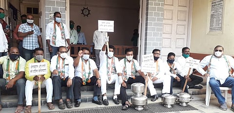 Congress cauldron in front of Shrirampur Municipality for water